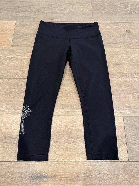 lululemon athletica Pants - LULULEMON Black Mid Rise Wanderlust Tree Print Cotton Crop Active Capri Size 8